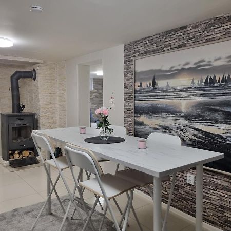 Moonlight - Trevlig Kallarlagenhet Apartment Broby Ngoại thất bức ảnh