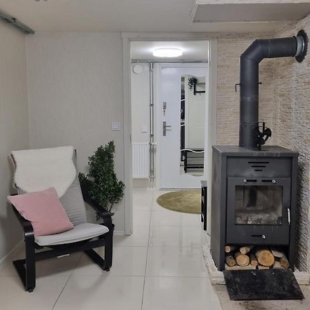 Moonlight - Trevlig Kallarlagenhet Apartment Broby Ngoại thất bức ảnh