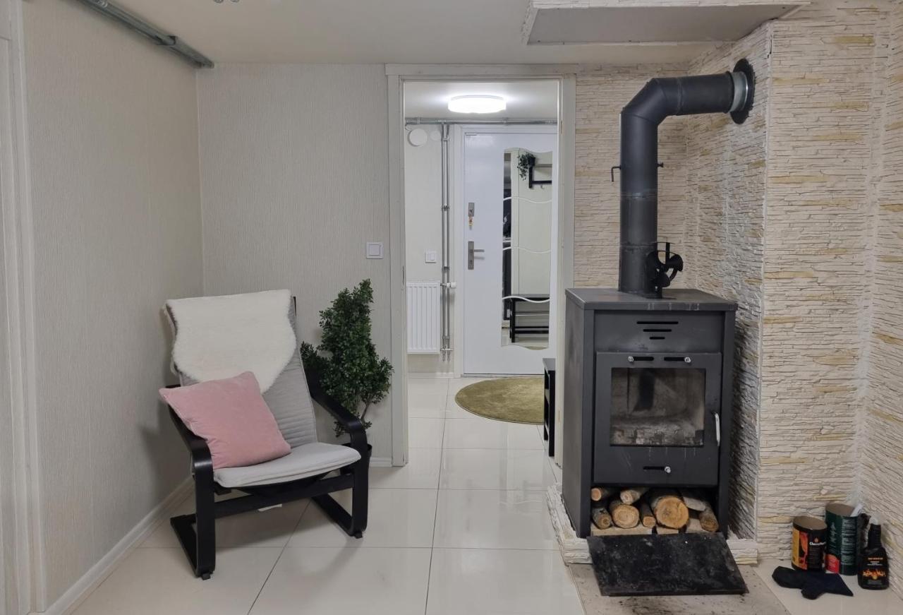 Moonlight - Trevlig Kallarlagenhet Apartment Broby Ngoại thất bức ảnh