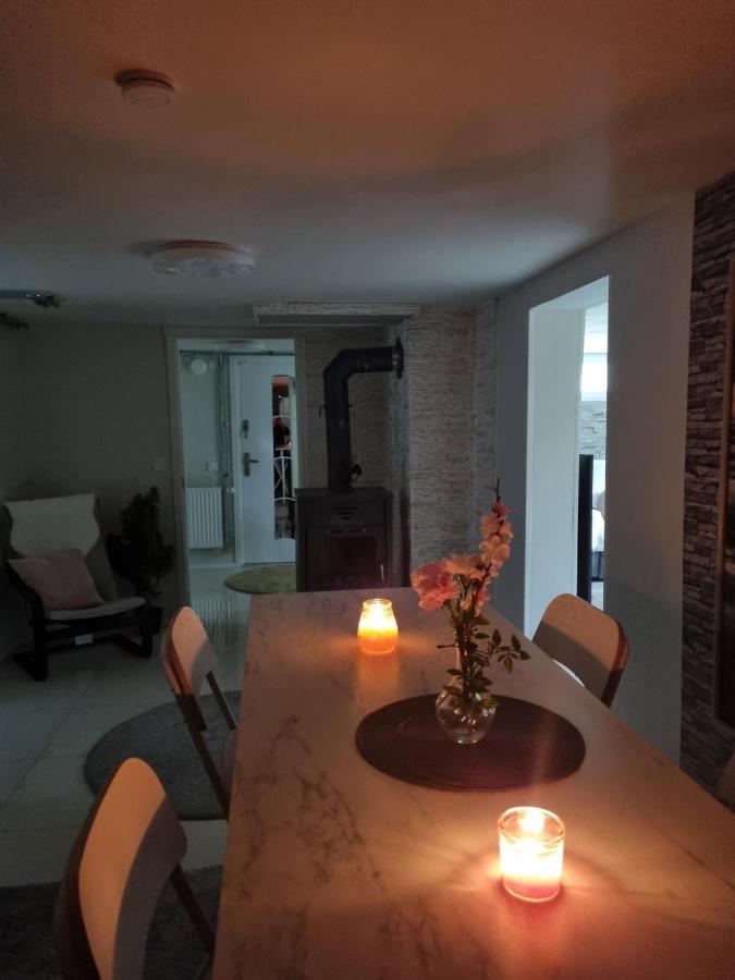Moonlight - Trevlig Kallarlagenhet Apartment Broby Ngoại thất bức ảnh
